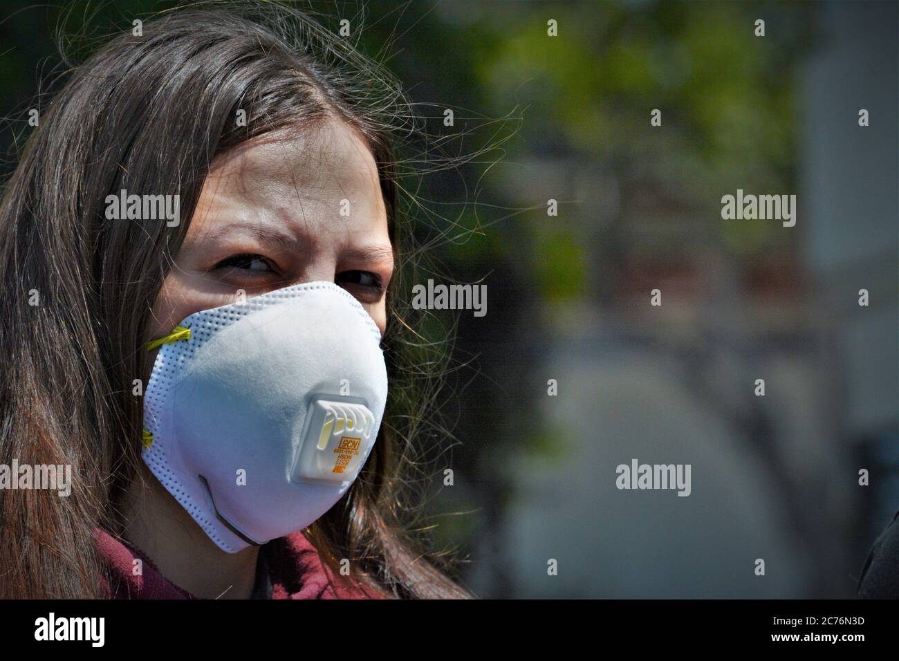 Wütend junge Frau trägt eine Maske in Kalifornien Stockfoto