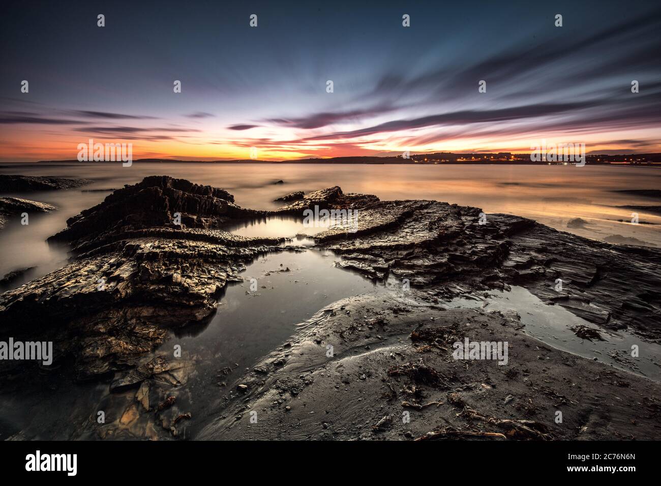 Rocky Beach bei Sonnenuntergang, Cork, Irland Stockfoto