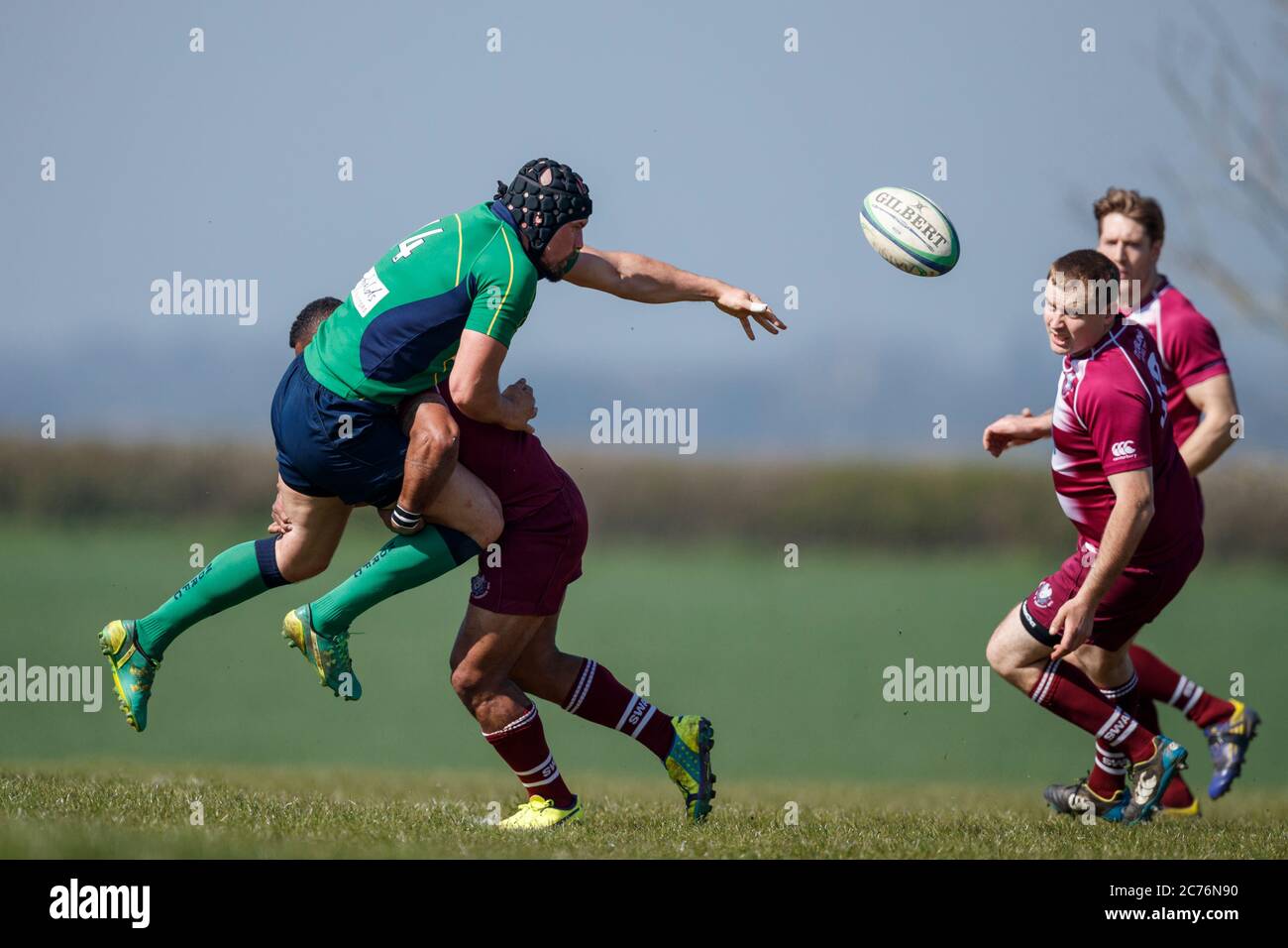 North Dorset Spieler wird angepackt. NDRFC 1st XV vs Swanage & Wareham RFC 1st XV, Samstag, 8. April 2017 - North Dorset RFC - Gillingham - Dorset - Stockfoto