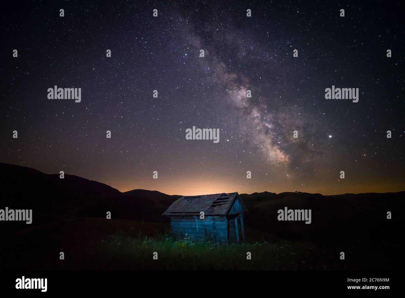 Smallverlassene Scheune Bauernhof Haus in der Nacht gegen einen Sternenhimmel mit Milchstraße galaktischen Kern gesehen oben erschossen in Dumesti, Salciua, Alba County in Stockfoto