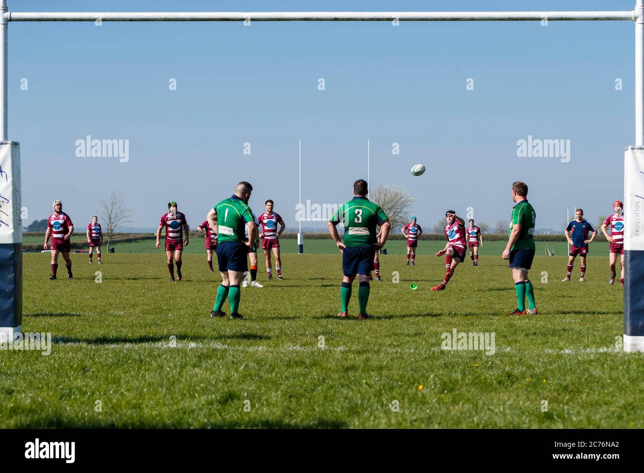 Swanage Spieler kicking Konvertierung. NDRFC 1st XV vs Swanage & Wareham RFC 1st XV, Samstag, 8. April 2017 - North Dorset RFC - Gillingham - Dorset - E Stockfoto