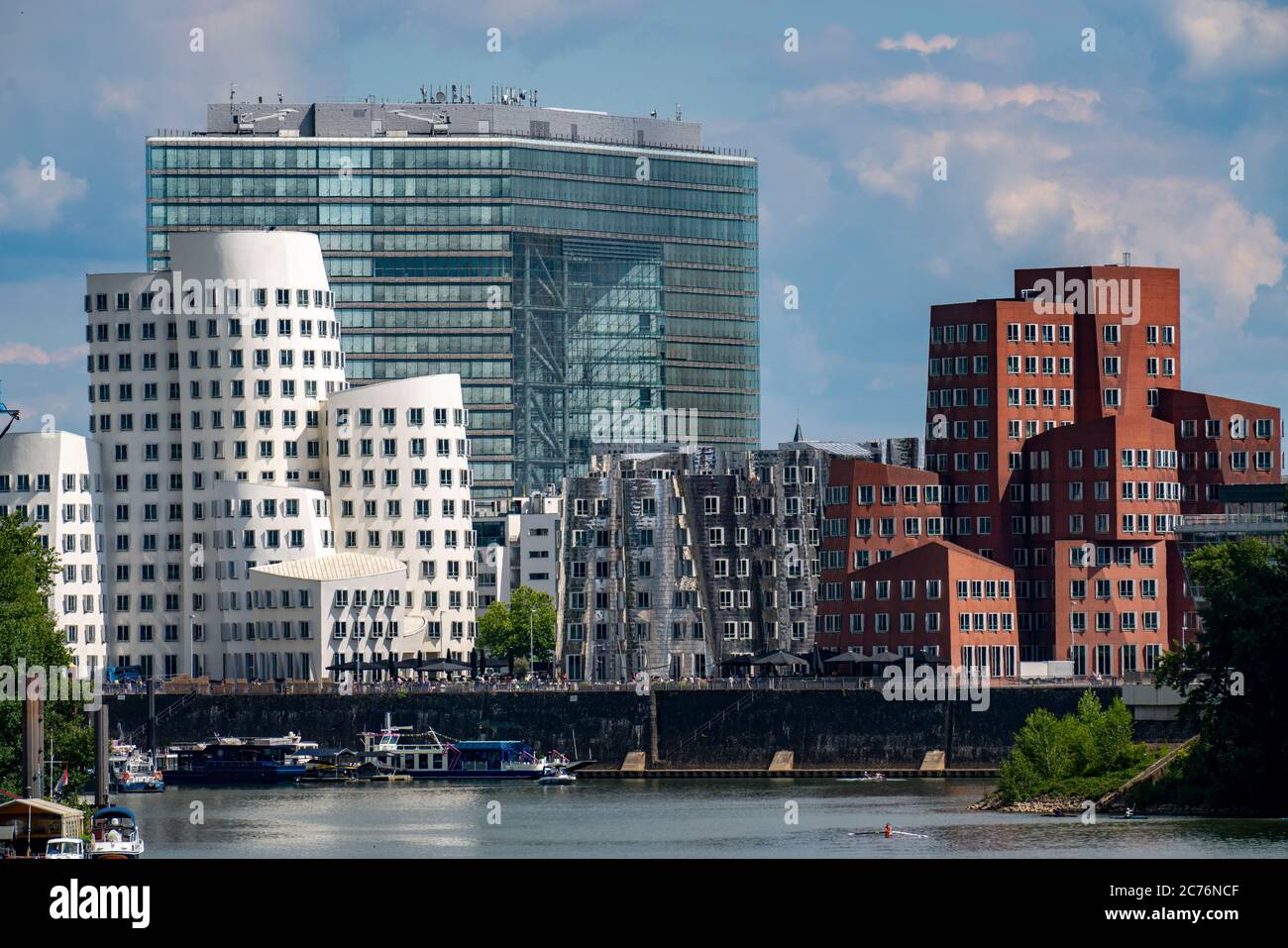 Neuer Zollhof-Gebäudekomplex, die Gehry-Gebäude, am Medienhafen, dahinter das Stadttor-Gebäude, Düsseldorf, NRW, Deutschland Stockfoto