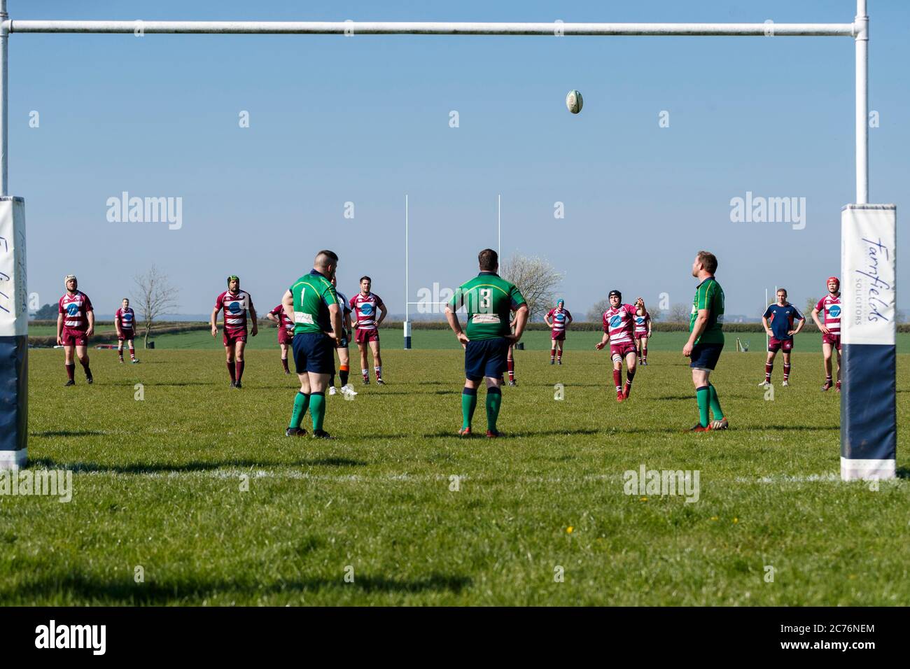 Swanage Spieler kicking Konvertierung. NDRFC 1st XV vs Swanage & Wareham RFC 1st XV, Samstag, 8. April 2017 - North Dorset RFC - Gillingham - Dorset - E Stockfoto