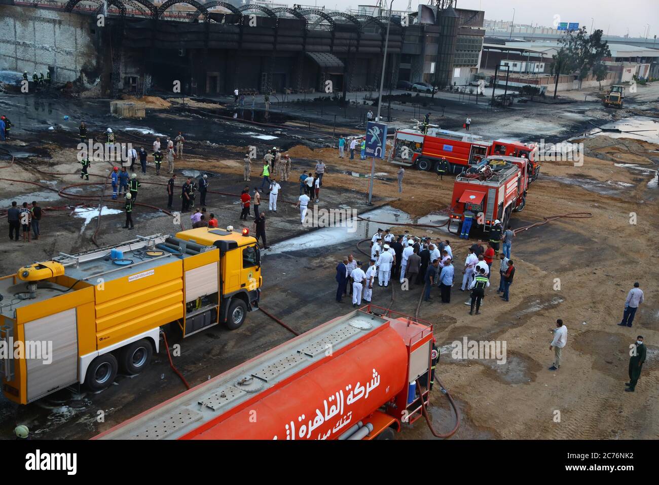 Kairo, Ägypten. Juli 2020. Am 14. Juli 2020 arbeiten Menschen am Standort eines Erdölrohrleitungsbrands in Kairo, Ägypten. Ein Dutzend Menschen wurden am Dienstag bei einem Brand der Rohölpipeline in der ägyptischen Hauptstadt Kairo verletzt, sagte das ägyptische Gesundheitsministerium. Quelle: Ahmed Gomaa/Xinhua/Alamy Live News Stockfoto