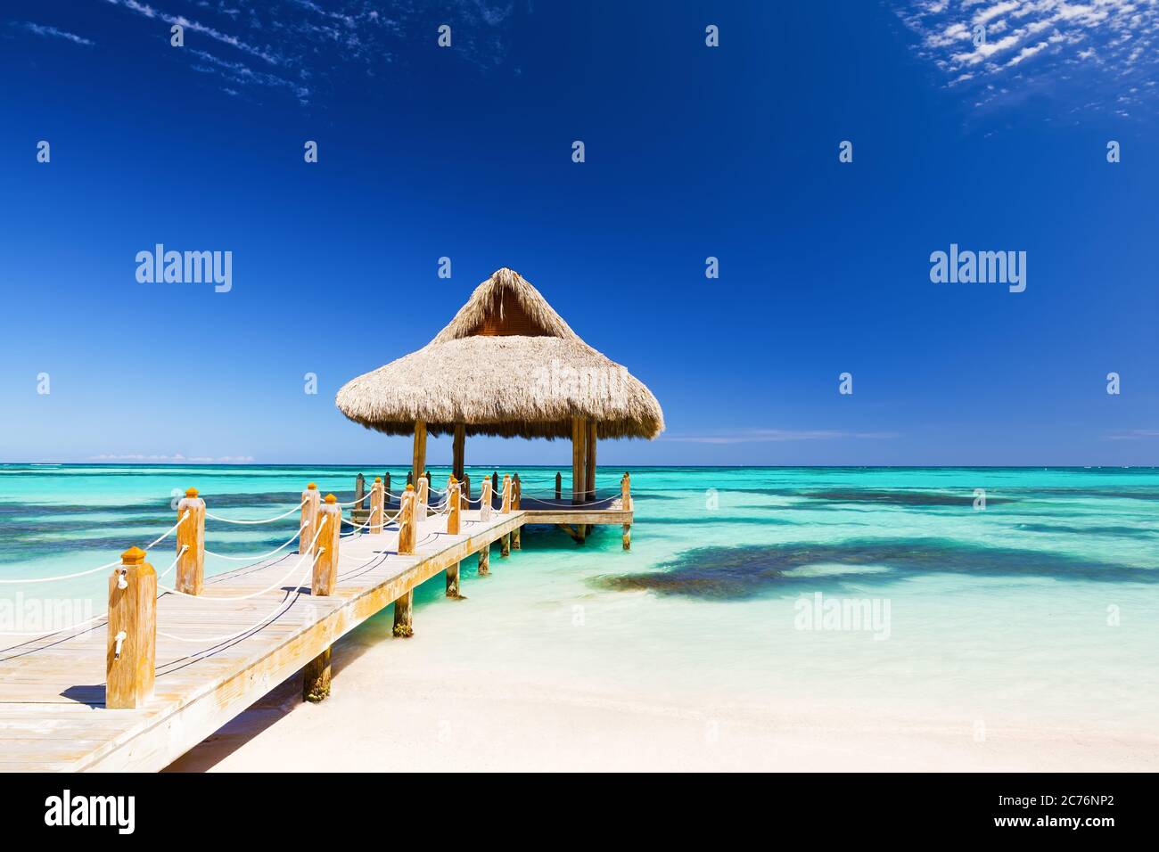 Wunderschöner tropischer weißer Sandstrand in Cap Cana, Dominikanische Republik Stockfoto