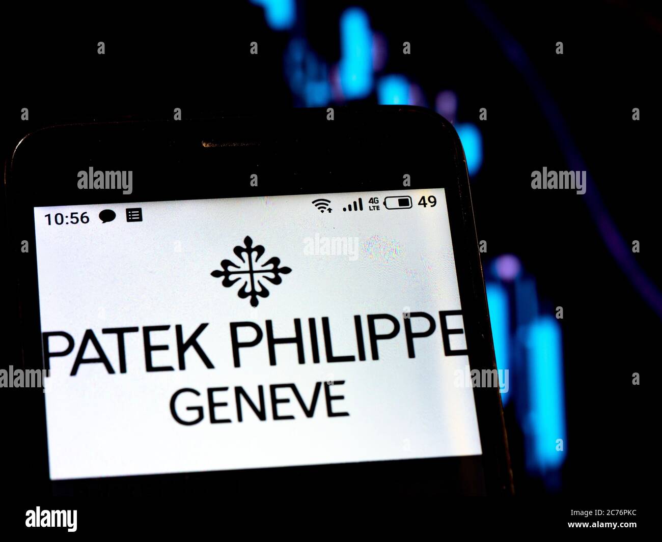 In dieser Fotolillustration Patek Philippe Logo auf einem Smartphone auf dem Hintergrund eines Graphen mit fallenden Kurven gesehen. Nach internationalen Medienberichten während der Coronavirus-Pandemie (COVID-19) stellte Patek Philippe die Produktion ein. Stockfoto