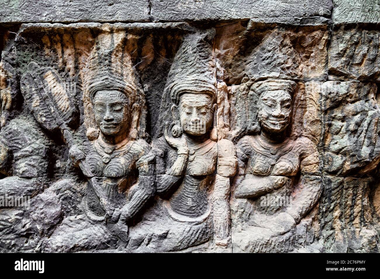 Die versteckte Mauer, Terrasse des Leprakönigs, Schnitzereien von Nagas und Gottheiten der Unterwelt, Angkor Wat, Siem Reap. Kambodscha Stockfoto