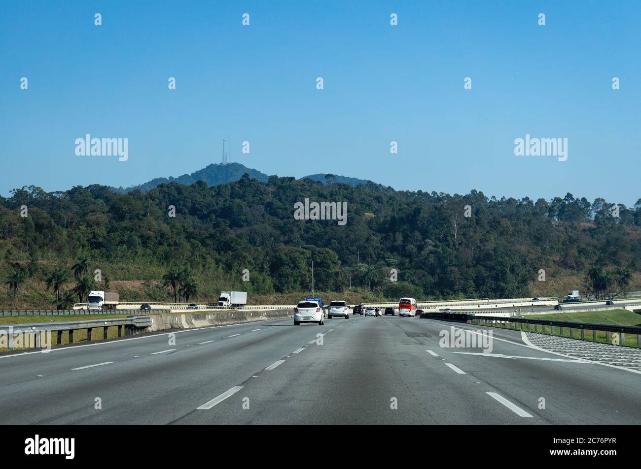 Die KM 47 der Rodovia dos Bandeirantes Autobahn (offizielle Bezeichnung SP-348) am frühen Morgen, in Richtung Norden nach Cordeiropolis. Jundiai-Viertel. Stockfoto