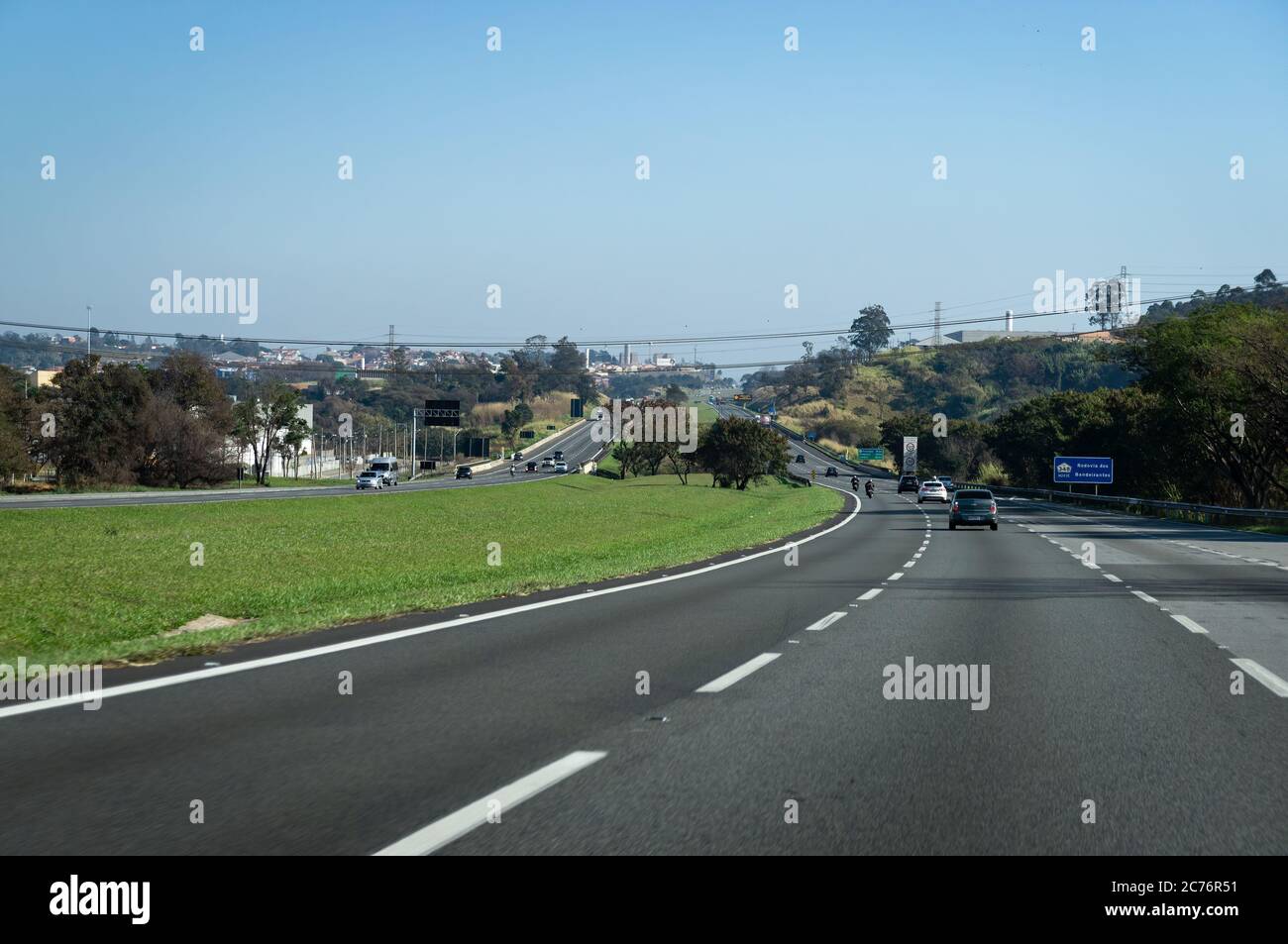 Blick auf DEN 61 KM langen Highway Rodovia dos Bandeirantes (offizielle Bezeichnung SP-348) am frühen Morgen, Richtung Norden nach Cordeiropolis. Jundiai-Viertel Stockfoto
