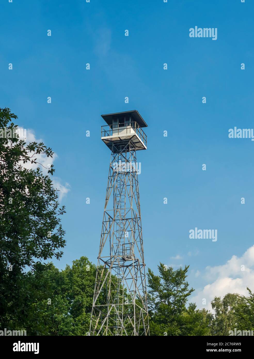 Aussichtsturm zur Verhinderung von Waldbränden. Stockfoto