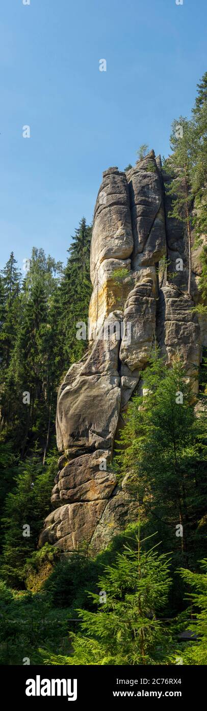 Hohe Sandsteinfelsen im Nationalpark Adrspach-Teplice. Vor 89 Millionen Jahren in der Oberkreide entstanden. Stockfoto