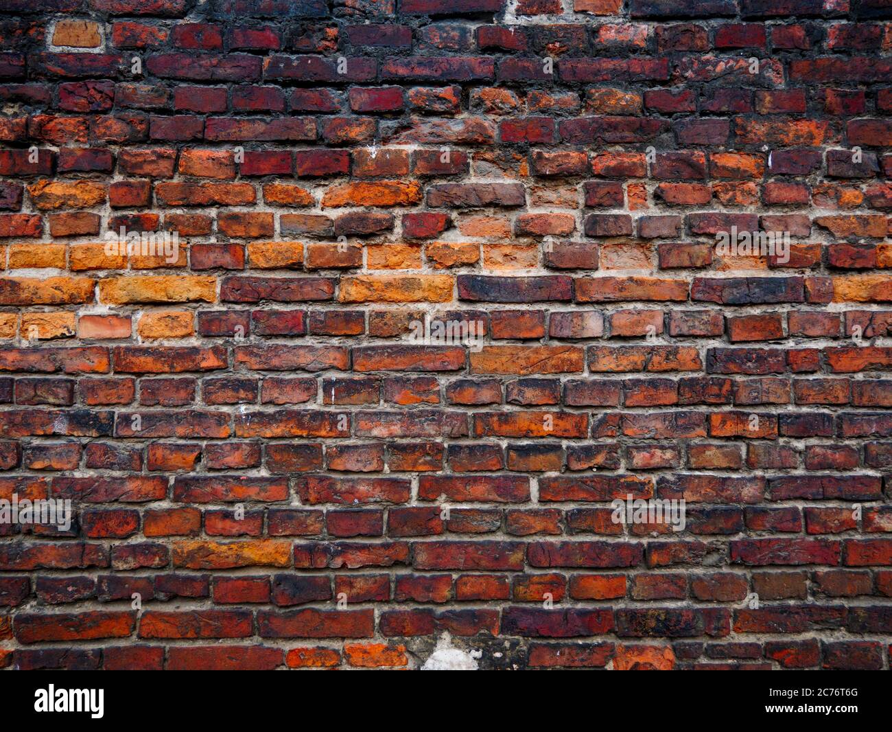 Alte Mauer aus Ziegeln Stockfoto