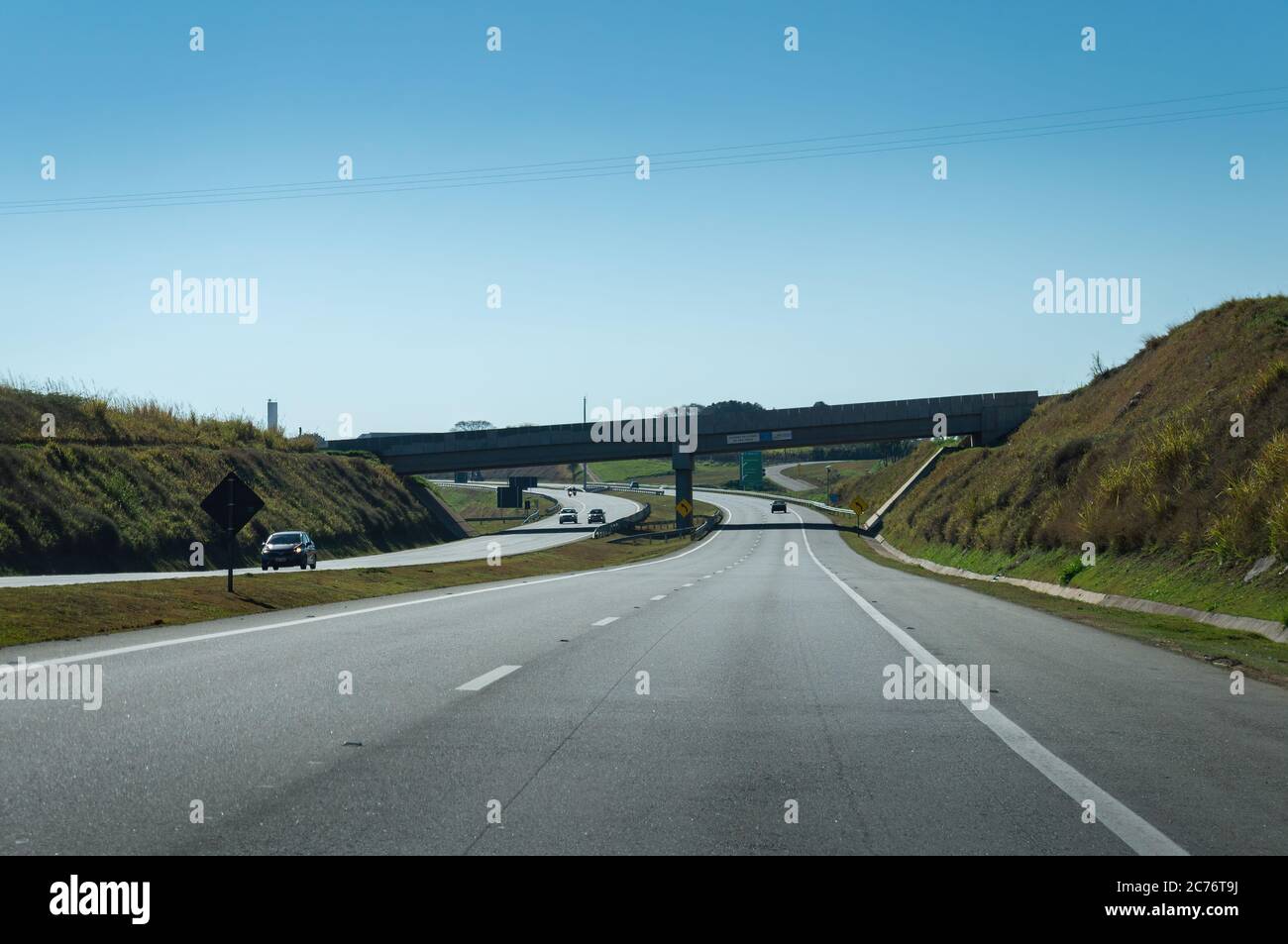 Die KM 14 der Jose Roberto Magalhaes Teixeira Autobahn (offizielle Bezeichnung SP-83) am frühen Morgen, in Richtung Norden nach Campinas. Campinas Nachbarschaft. Stockfoto