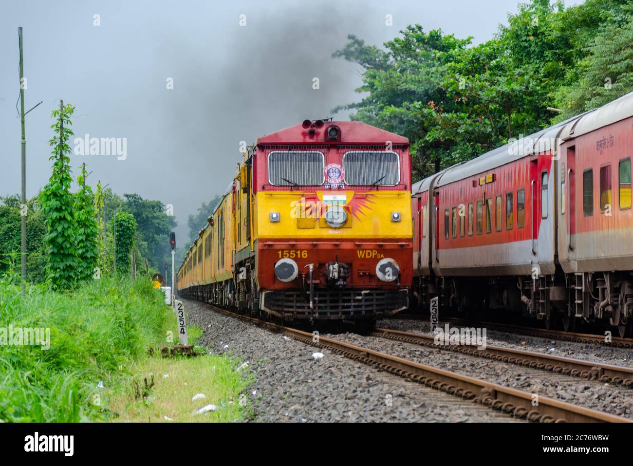 22120 Karmali - Mumbai CSMT Tejas Express Crossing 22414 Hazrat Nizamuddin - Madgaon Rajdhani Express am Kankavali Bahnhof auf Konkan Railway Stockfoto