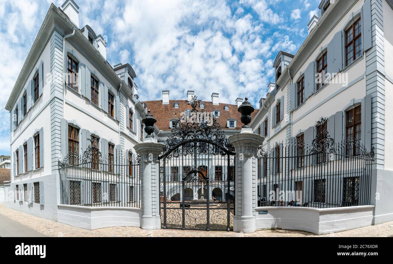 Basel, BL / Schweiz - 8. Juli 2020: Blick auf das historische "Blaue Haues" oder blaues Haus in der Altstadt von Basel Stockfoto