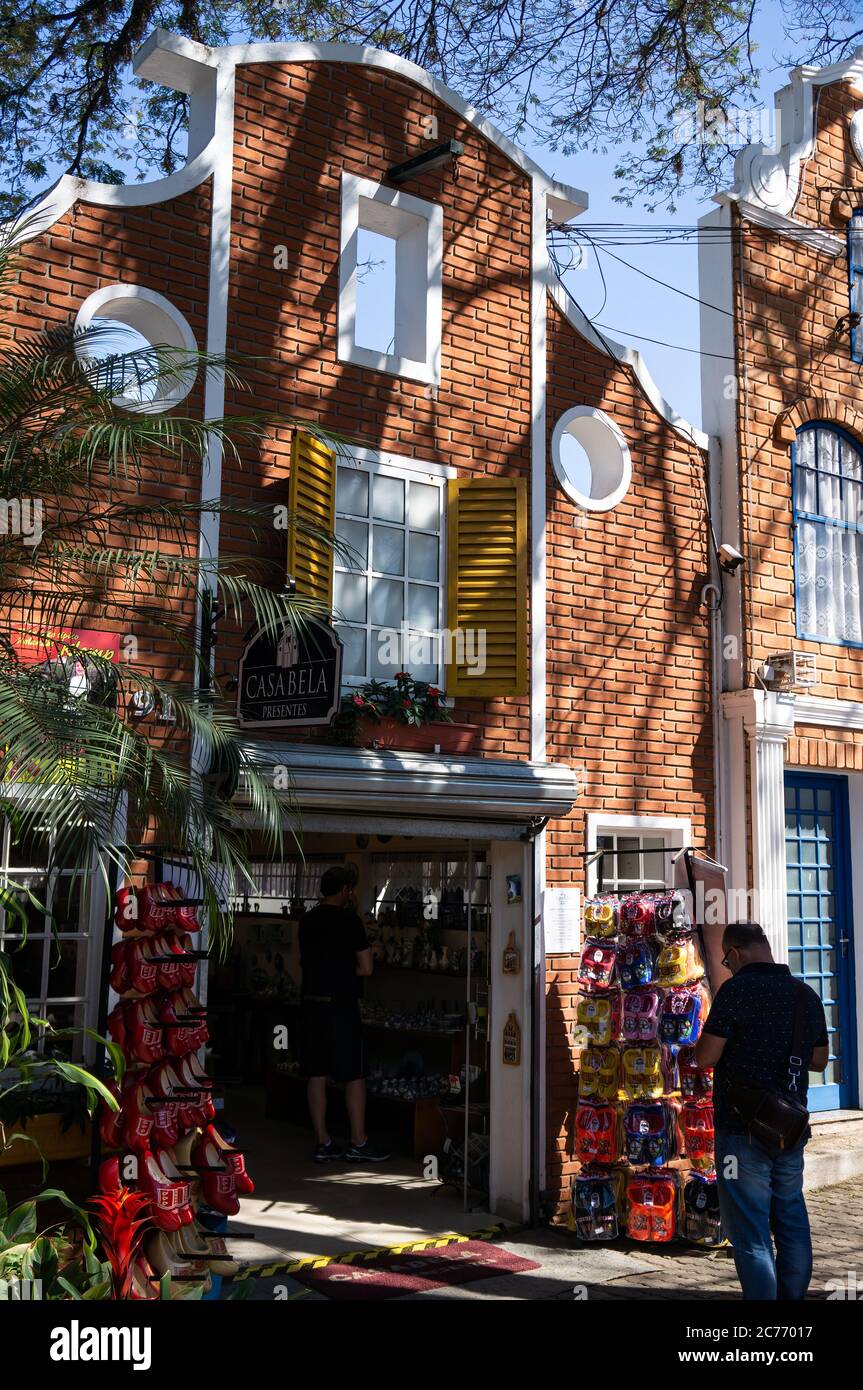 Die typische holländische Architektur Fassade und Eingang von Casa Bela - Gift Shop in Doria Vasconcelos Straße, in der Innenstadt von Holambra. Stockfoto