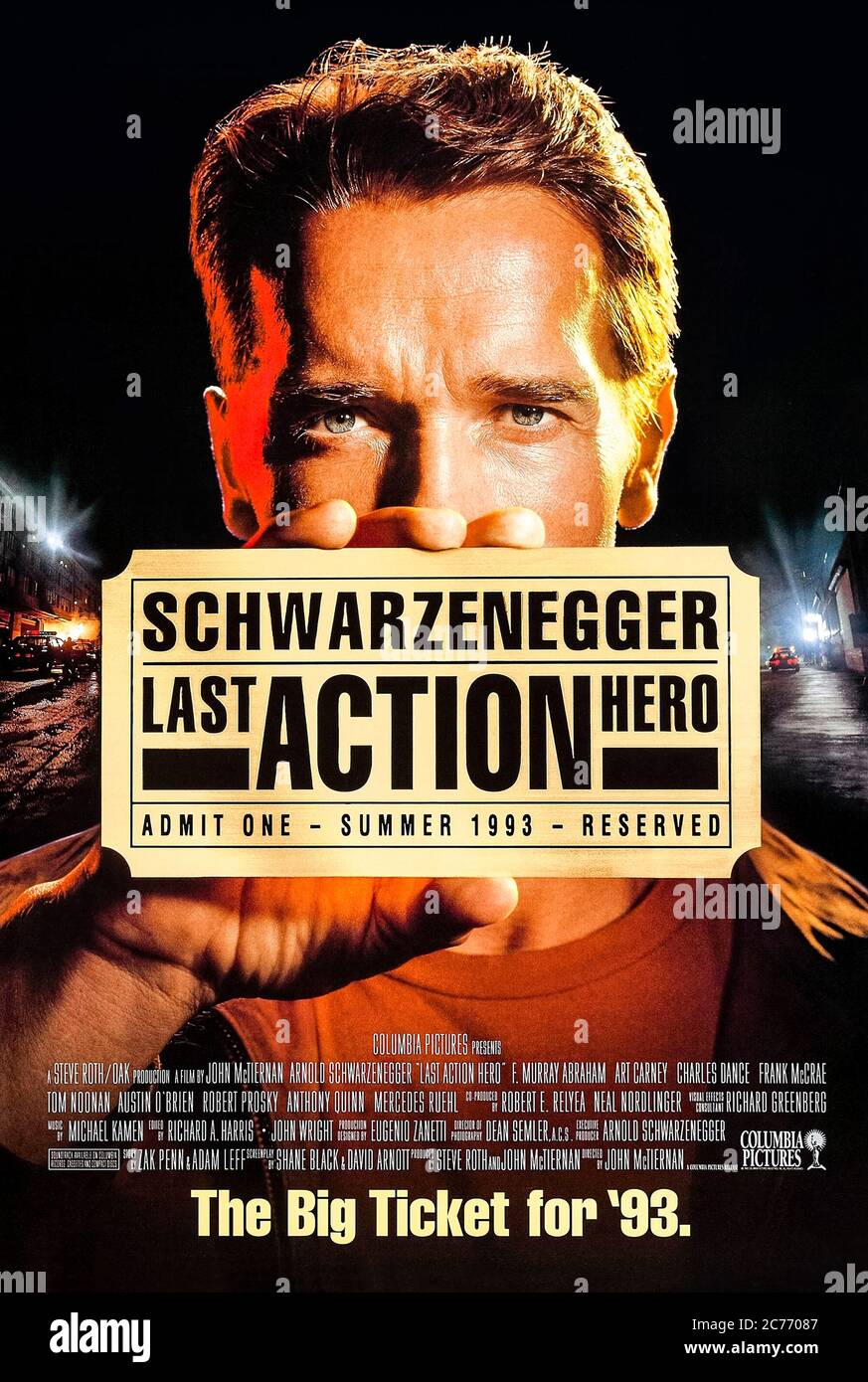Last Action Hero (1993) Regie: John McTiernan mit Arnold Schwarzenegger, F. Murray Abraham, Art Carney und Charles Dance. Ein Kind wird durch ein Zauberticket in den Film transportiert, muss aber den Bösewicht aufhalten, der in die reale Welt entkommt. Stockfoto