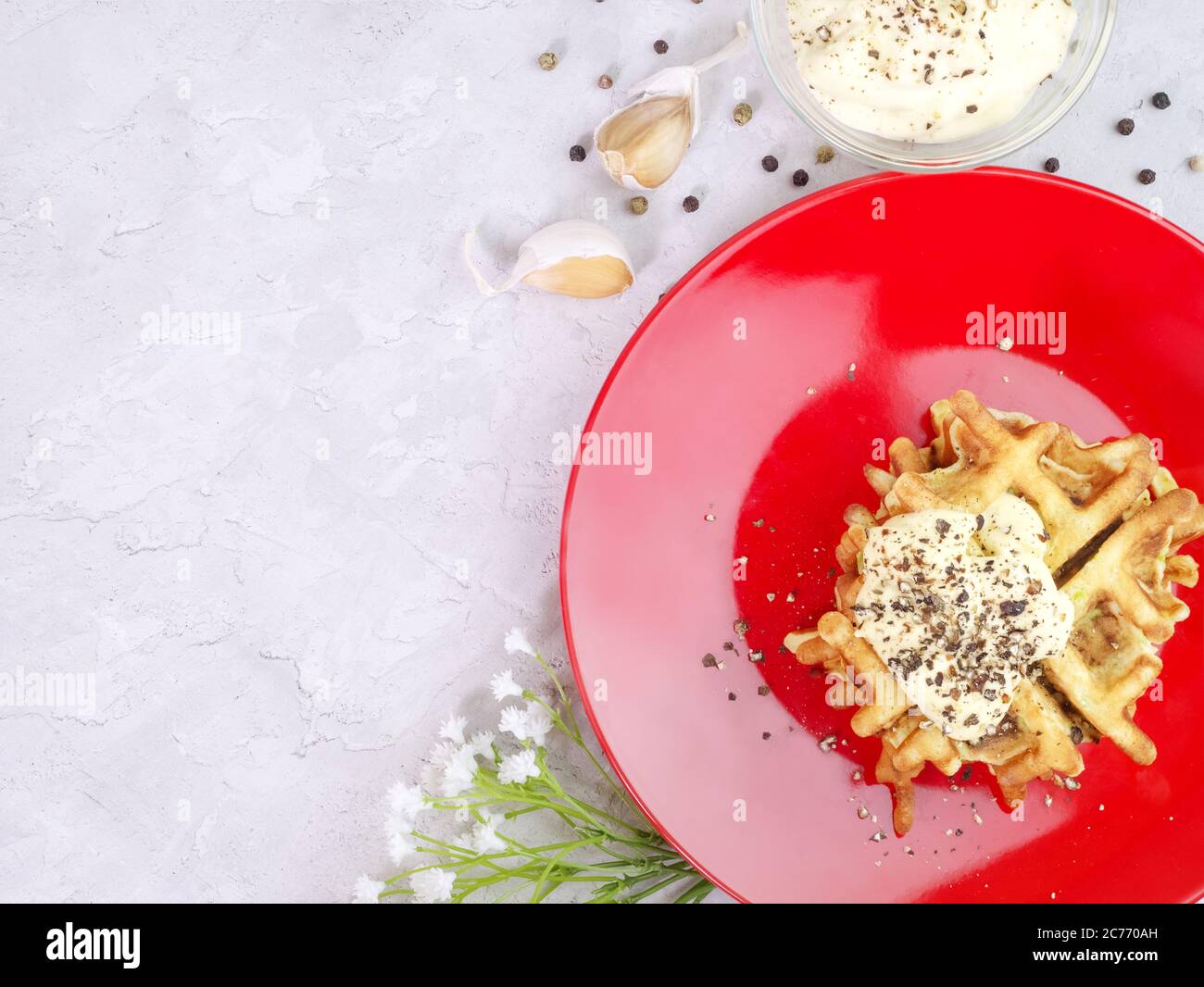 Zucchini Waffeln auf einem roten Teller mit Sauce und Gewürzen. Draufsicht. Essen gesunde Ernährung Konzept. Stockfoto