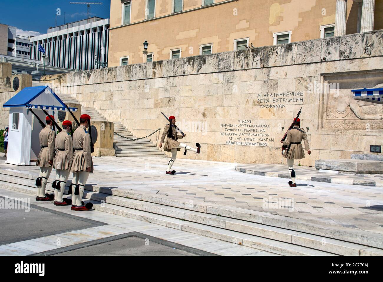Athen, Griechenland, 4. Juni 2016. Euzons (Präsidentengarde) wacht vor dem griechischen Parlamentsgebäude über das Denkmal des unbekannten Soldaten Stockfoto