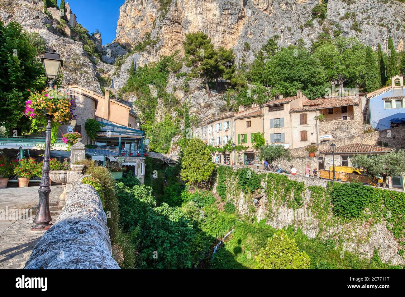 Dorf Moustiers-Sainte-Marie, Provence, Frankreich, Mitglied der schönsten Dörfer Frankreichs, Departement Alpes-de-Haute-Provence Stockfoto