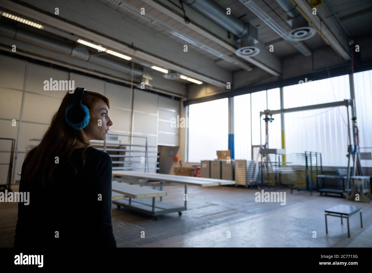 Stuttgart, Deutschland. Juli 2020. Ein Mitarbeiter des Theaters geht während des Theaterkurses 'Black Box - Phantom Theater für eine Person' im Schauspielhaus Stuttgart durch einen Workshop. Während der Führung durch das Theater besucht das Publikum verschiedene Räume des Spielhauses. Quelle: Sebastian Gollnow/dpa/Alamy Live News Stockfoto