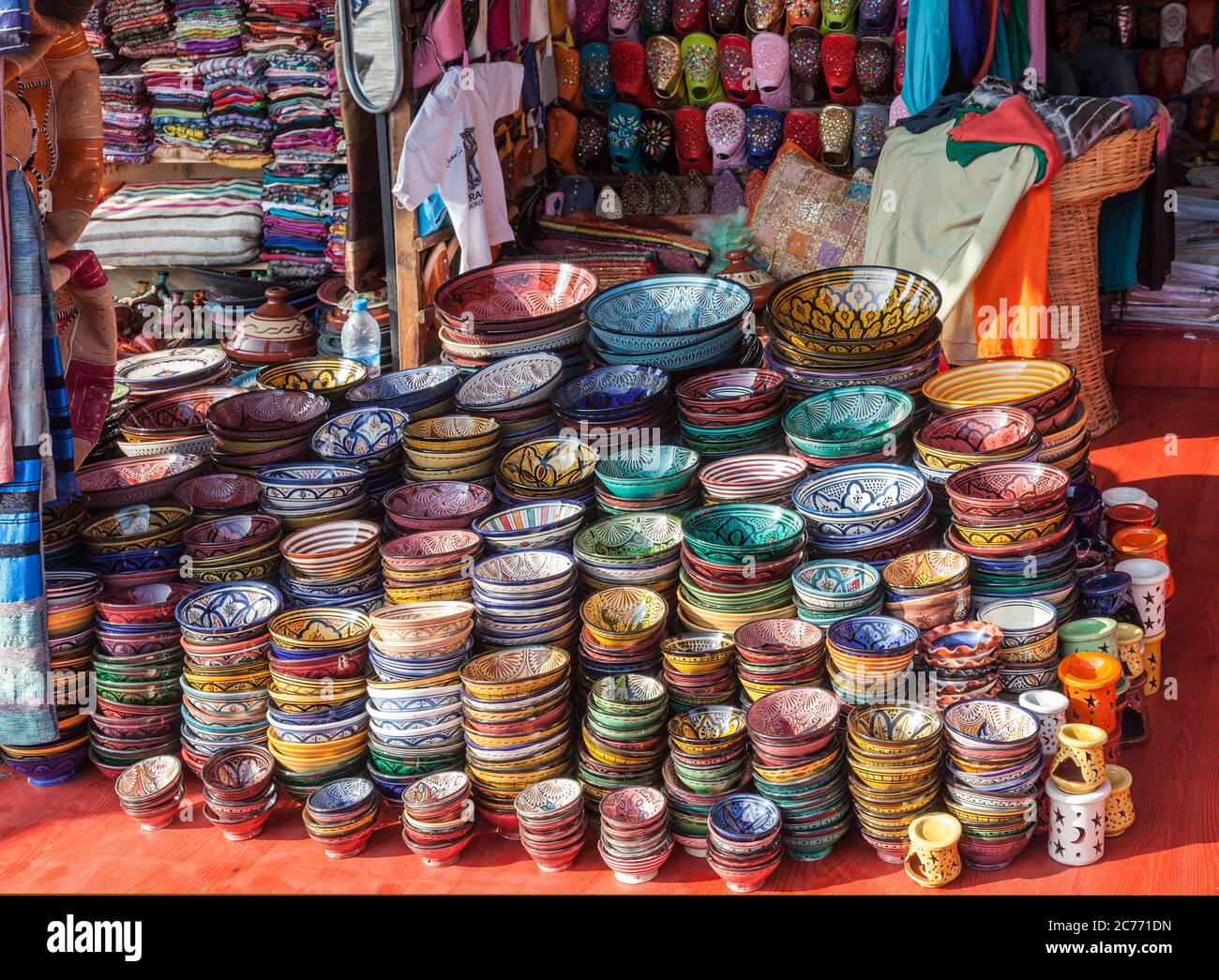 Ein Geschenkstand Verkauf marokkanisch dekoriert Schalen, Textilien und Hausschuhe (für Touristen) im Zentrum von Marrakesch / Marrakesch, Marokko Stockfoto