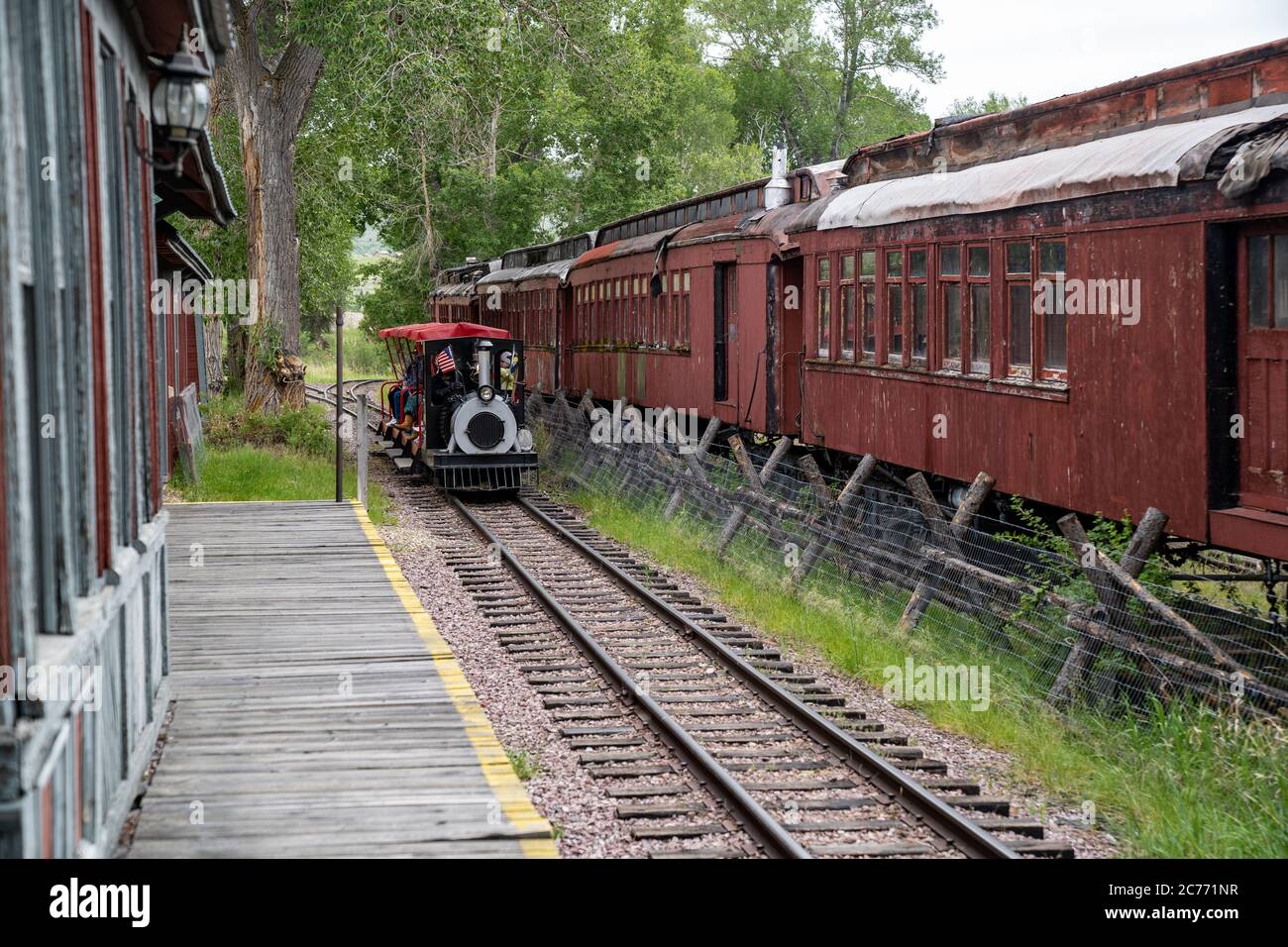 Nevada City, Montana - 29. Juni 2020: Touristen fahren mit dem Zug, um die beiden Schwesterstädte Virginia City und Nevada City MT zu sehen Stockfoto