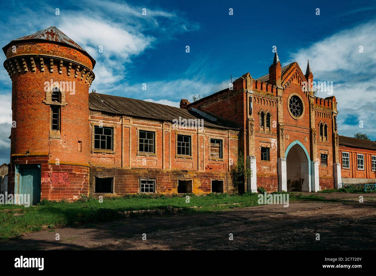 Alte verlassene ruinierte Villa im gotischen Stil mit Glasmalerei Angezeigt Stockfoto