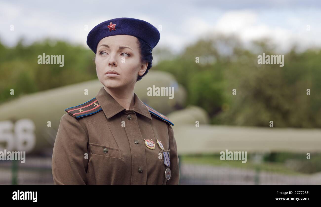 Eine junge Pilotin in Uniform der sowjetischen Armee Piloten während des Zweiten Weltkriegs Militär-Shirt mit Schulterriemen eines Major und einer Baskenmütze. Gegen die Stockfoto