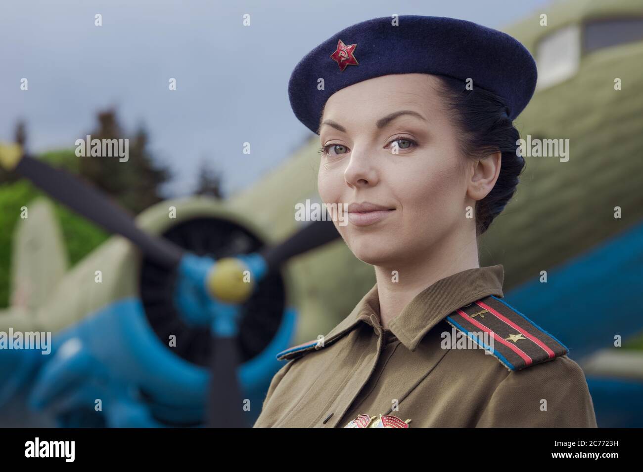 Eine junge Pilotin in Uniform der sowjetischen Armee Piloten während des Zweiten Weltkriegs Militär-Shirt mit Schulterriemen eines Major und einer Baskenmütze. Gegen die Stockfoto