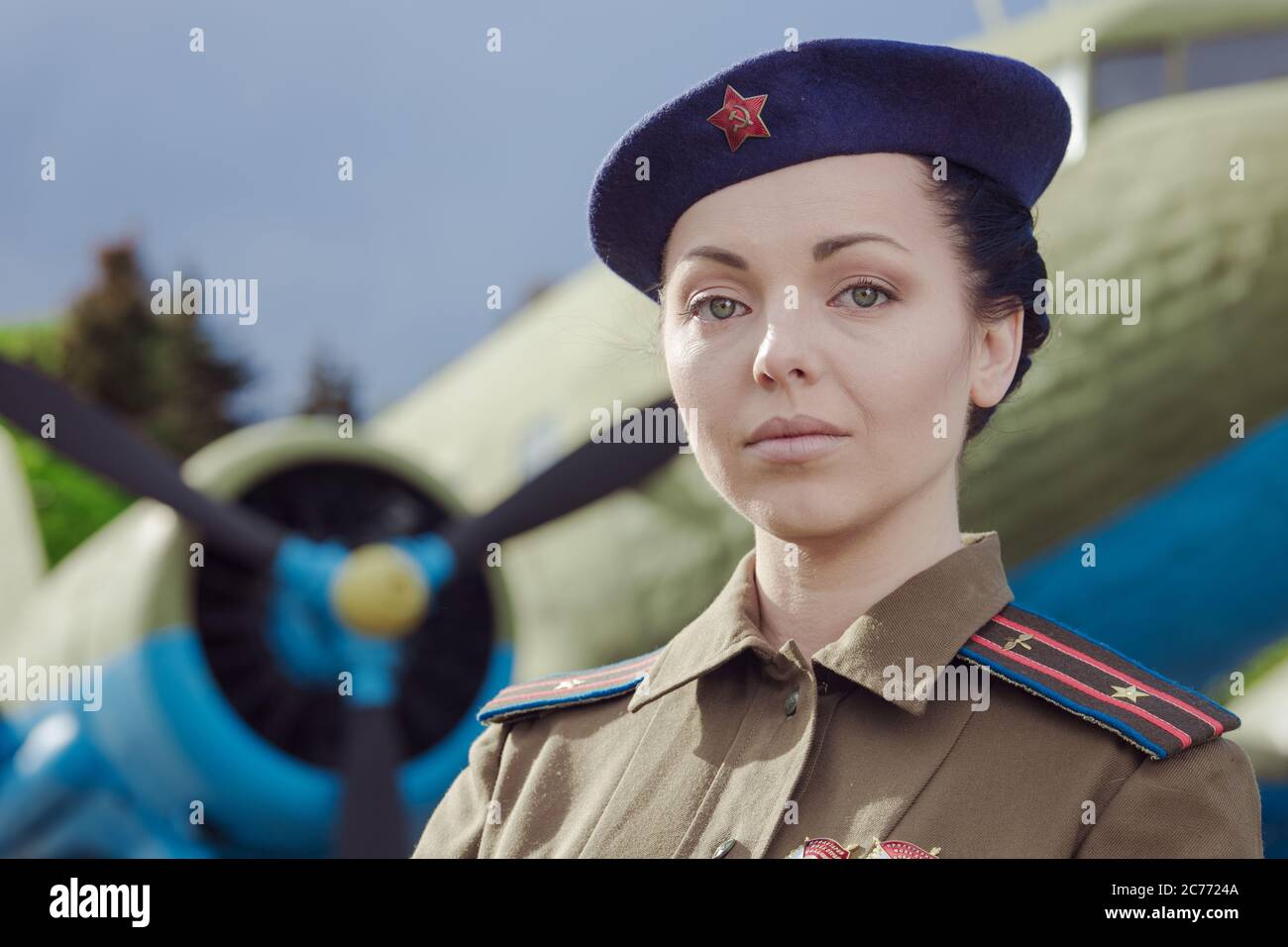 Eine junge Pilotin in Uniform der sowjetischen Armee Piloten während des Zweiten Weltkriegs Militär-Shirt mit Schulterriemen eines Major und einer Baskenmütze. Gegen die Stockfoto