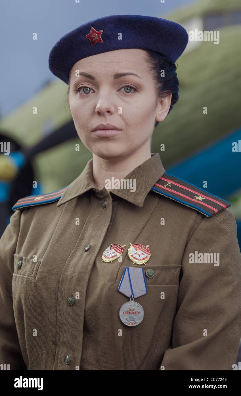 Eine junge Pilotin in Uniform der sowjetischen Armee Piloten während des Zweiten Weltkriegs Militär-Shirt mit Schulterriemen eines Major und einer Baskenmütze. Gegen die Stockfoto