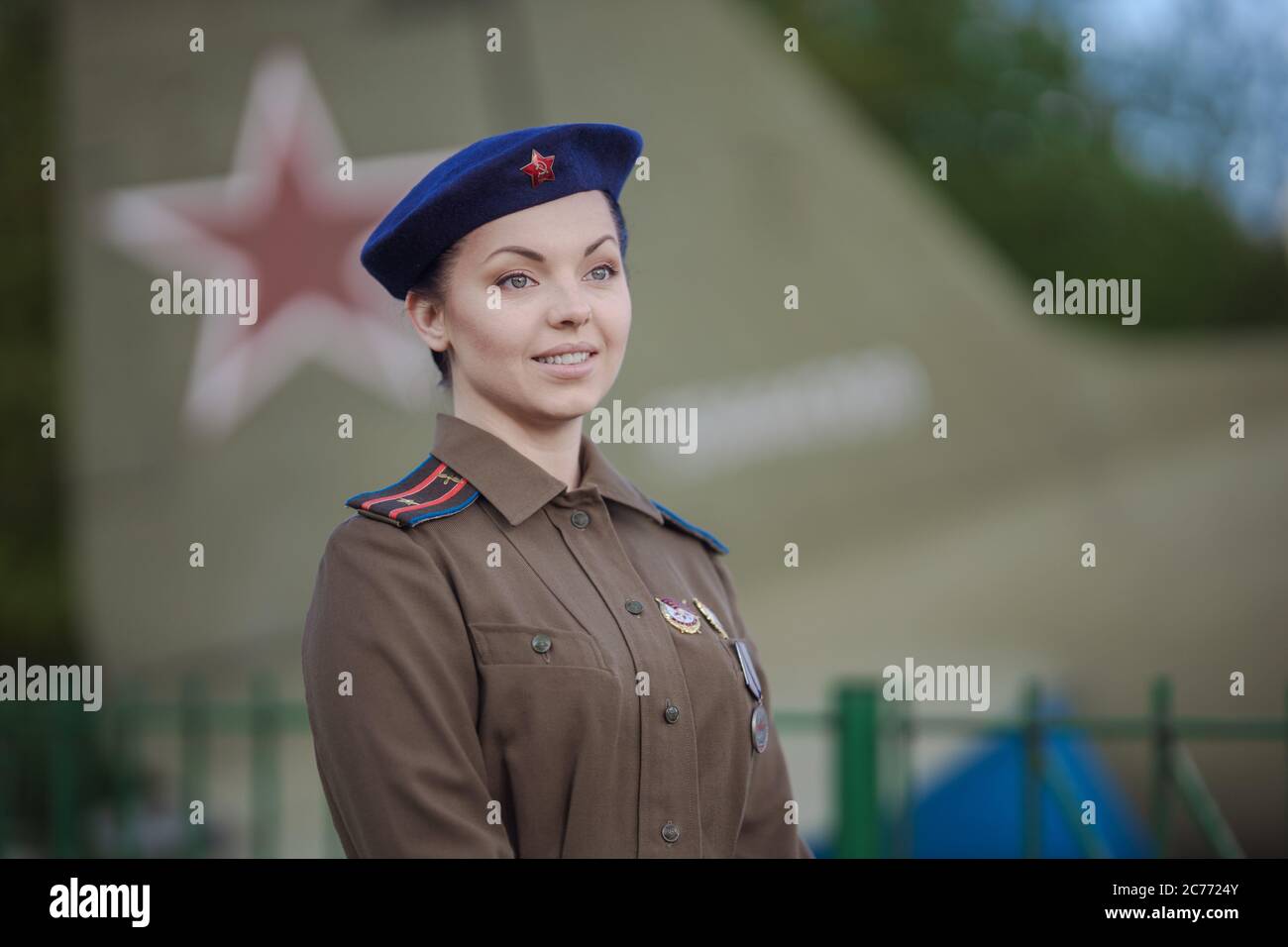 Eine junge Pilotin in Uniform der sowjetischen Armee Piloten während des Zweiten Weltkriegs Militär-Shirt mit Schulterriemen eines Major und einer Baskenmütze. Gegen die Stockfoto