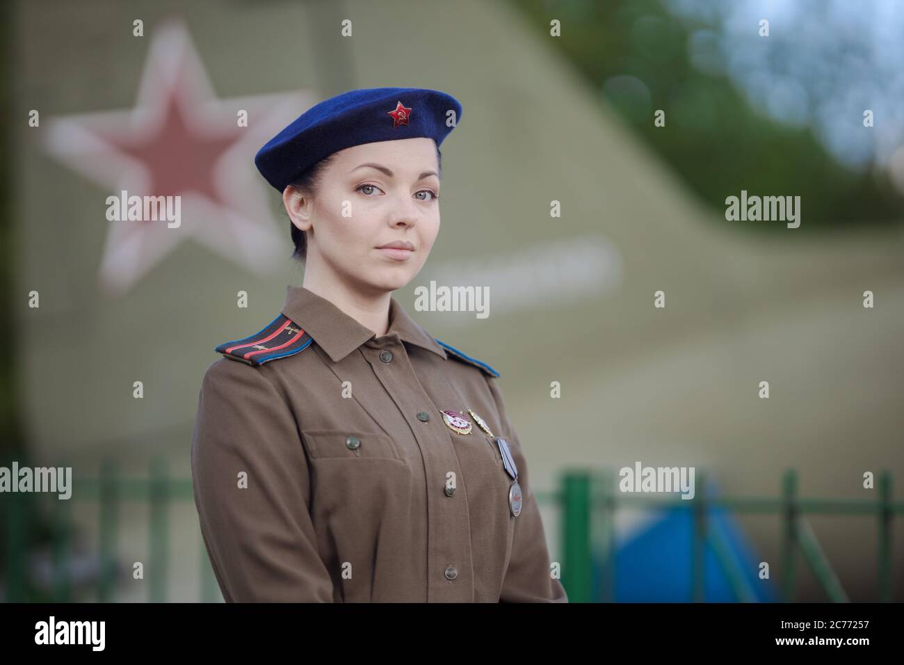 Eine junge Pilotin in Uniform der sowjetischen Armee Piloten während des Zweiten Weltkriegs Militär-Shirt mit Schulterriemen eines Major und einer Baskenmütze. Gegen die Stockfoto