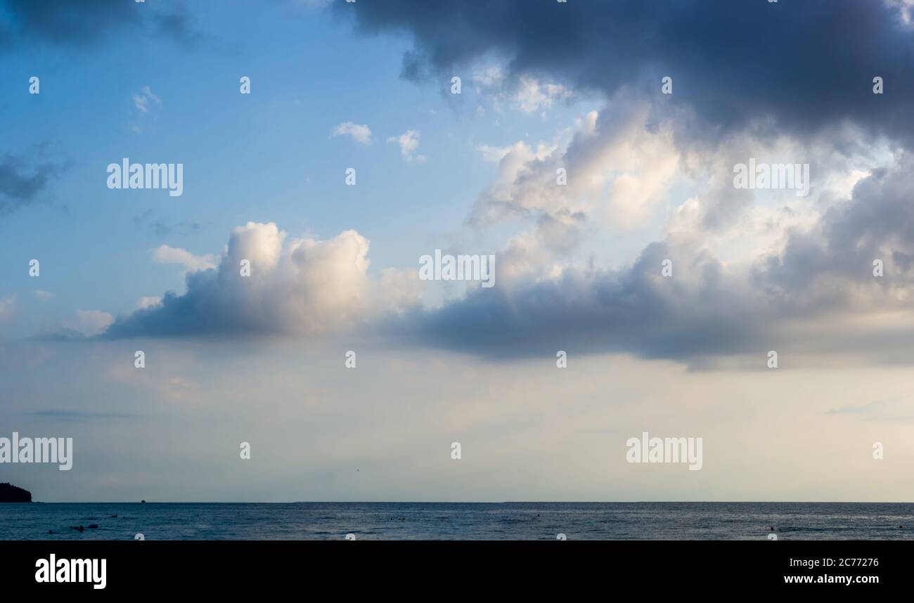 Meer Landschaft ist ein Kiesstrand mit Wellen in weißer Schaum Stockfoto