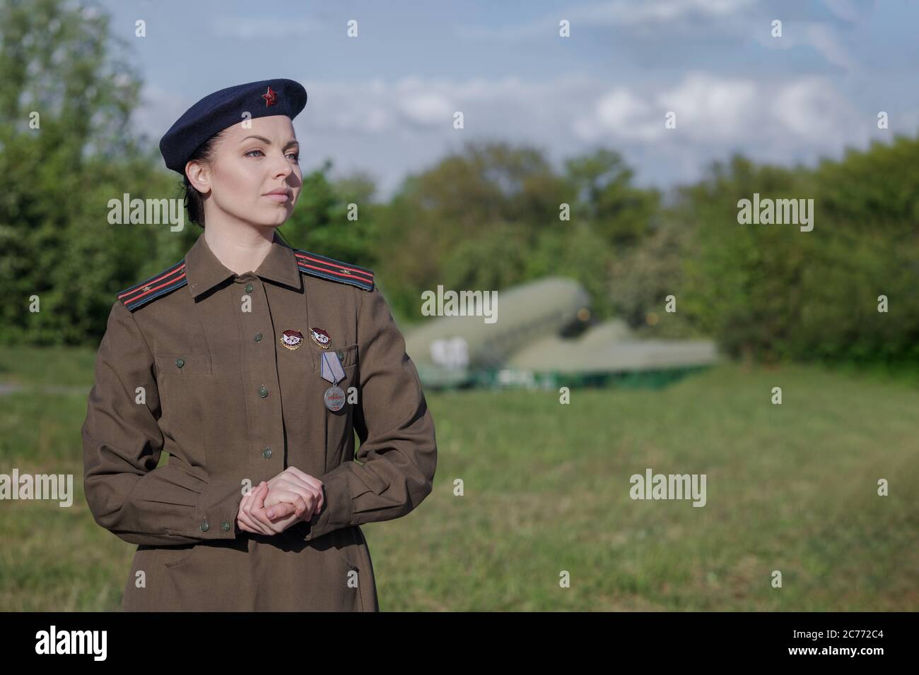 Eine junge Pilotin in Uniform der sowjetischen Armee Piloten während des Zweiten Weltkriegs Militär-Shirt mit Schulterriemen eines Major und einer Baskenmütze. Gegen die Stockfoto