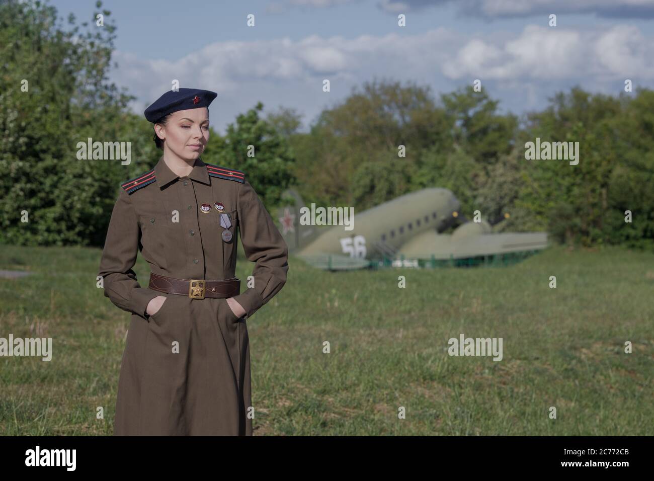 Eine junge Pilotin in Uniform der sowjetischen Armee Piloten während des Zweiten Weltkriegs Militär-Shirt mit Schulterriemen eines Major und einer Baskenmütze. Gegen die Stockfoto