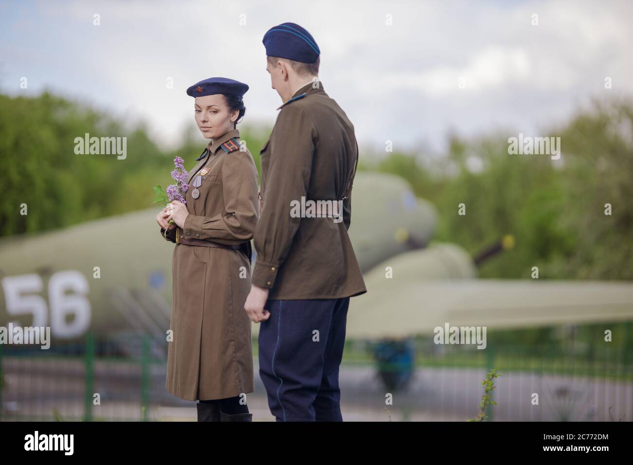 Junger Erwachsener Mann und Frau in der Uniform der Piloten der Sowjetischen Armee der Periode des Zweiten Weltkriegs. Militärische Uniform mit Schulterriemen eines Major Stockfoto