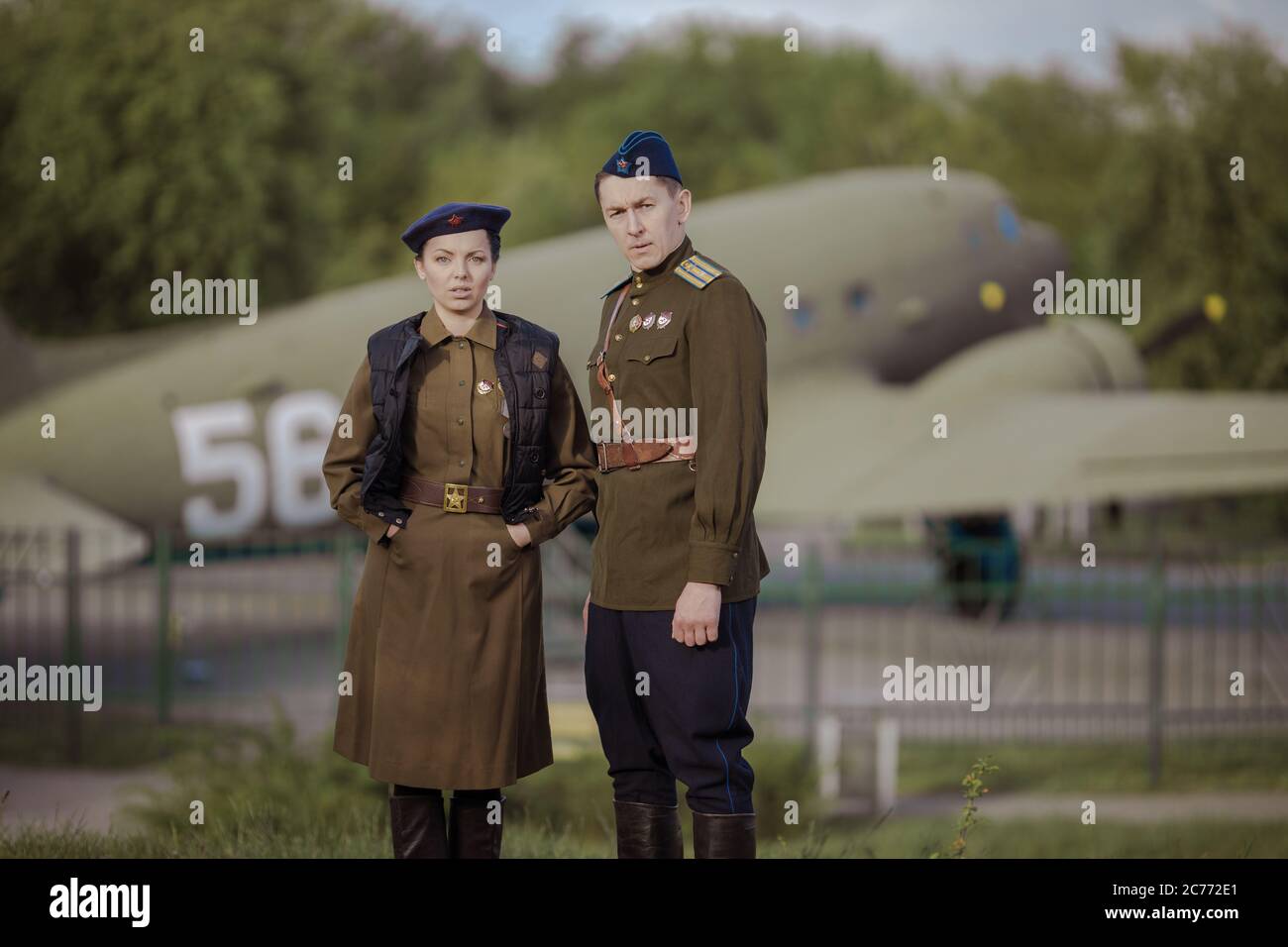 Junger Erwachsener Mann und Frau in der Uniform der Piloten der Sowjetischen Armee der Periode des Zweiten Weltkriegs. Militärische Uniform mit Schulterriemen eines Major Stockfoto