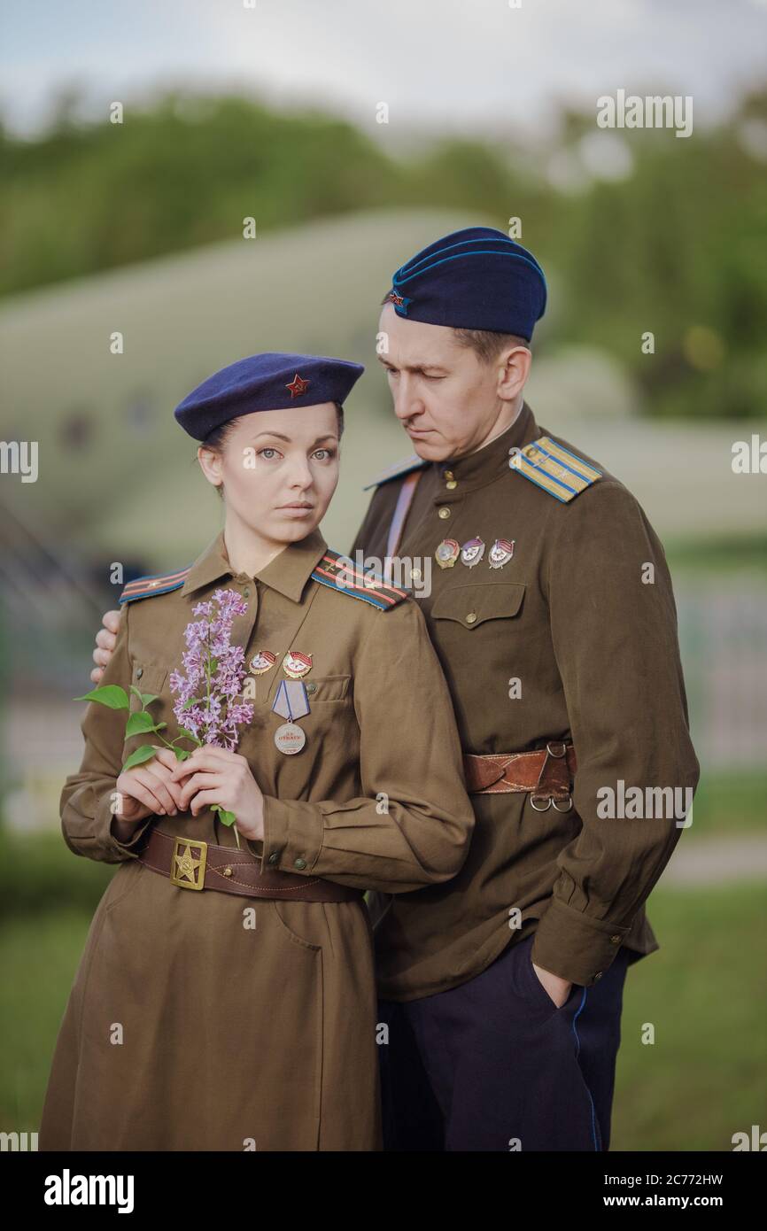 Junger Erwachsener Mann und Frau in der Uniform der Piloten der Sowjetischen Armee der Periode des Zweiten Weltkriegs. Militärische Uniform mit Schulterriemen eines Major Stockfoto