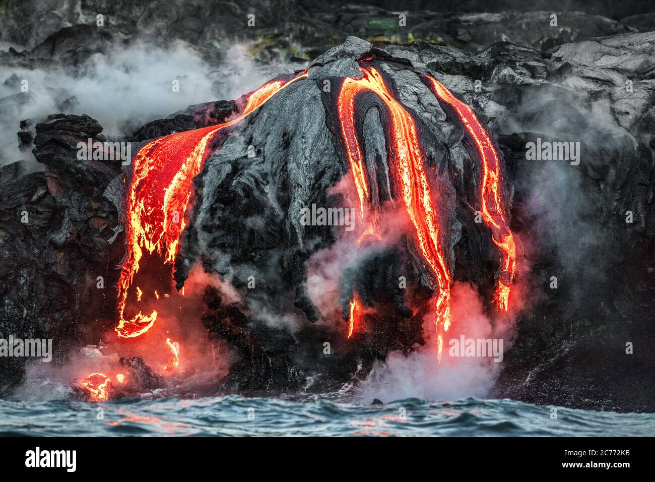 Hawaii Lavastrom in den Ozean auf Big Island vom Kilauea Vulkan. Vulkanausbruch Spaltansicht aus dem Wasser. Rote geschmolzene Lava Stockfoto