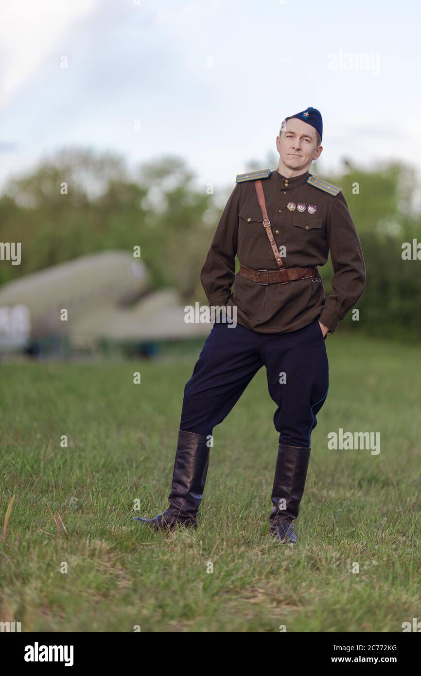 Ein junger erwachsener männlicher Pilot in der Uniform der Piloten der sowjetischen Armee der Periode des Zweiten Weltkriegs. Militärische Uniform mit Schulterriemen eines Major und Stockfoto