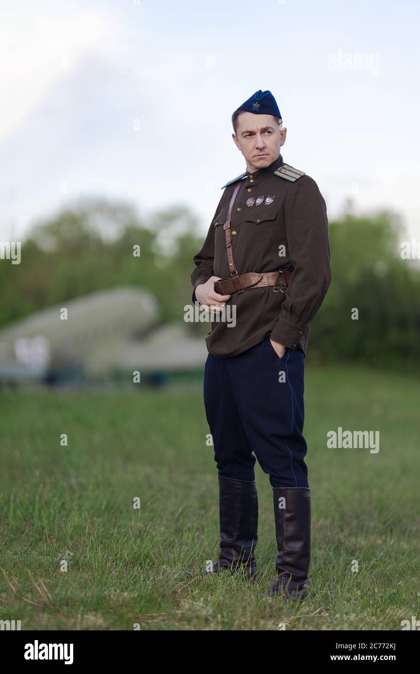 Ein junger erwachsener männlicher Pilot in der Uniform der Piloten der sowjetischen Armee der Periode des Zweiten Weltkriegs. Militärische Uniform mit Schulterriemen eines Major und Stockfoto