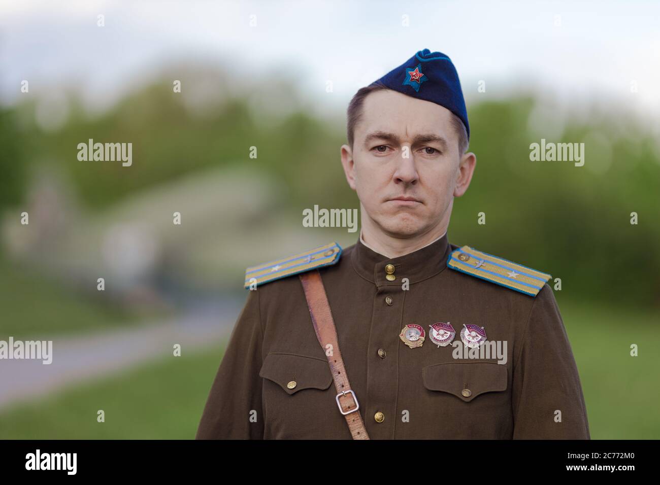 Ein junger erwachsener männlicher Pilot in der Uniform der Piloten der sowjetischen Armee der Periode des Zweiten Weltkriegs. Militärische Uniform mit Schulterriemen eines Major und Stockfoto