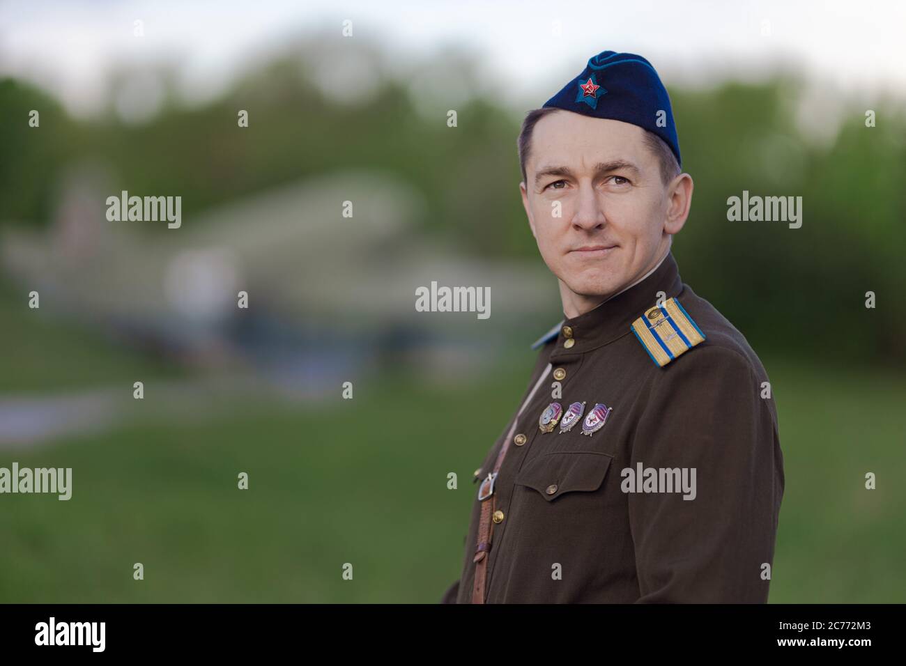 Ein junger erwachsener männlicher Pilot in der Uniform der Piloten der sowjetischen Armee der Periode des Zweiten Weltkriegs. Militärische Uniform mit Schulterriemen eines Major und Stockfoto