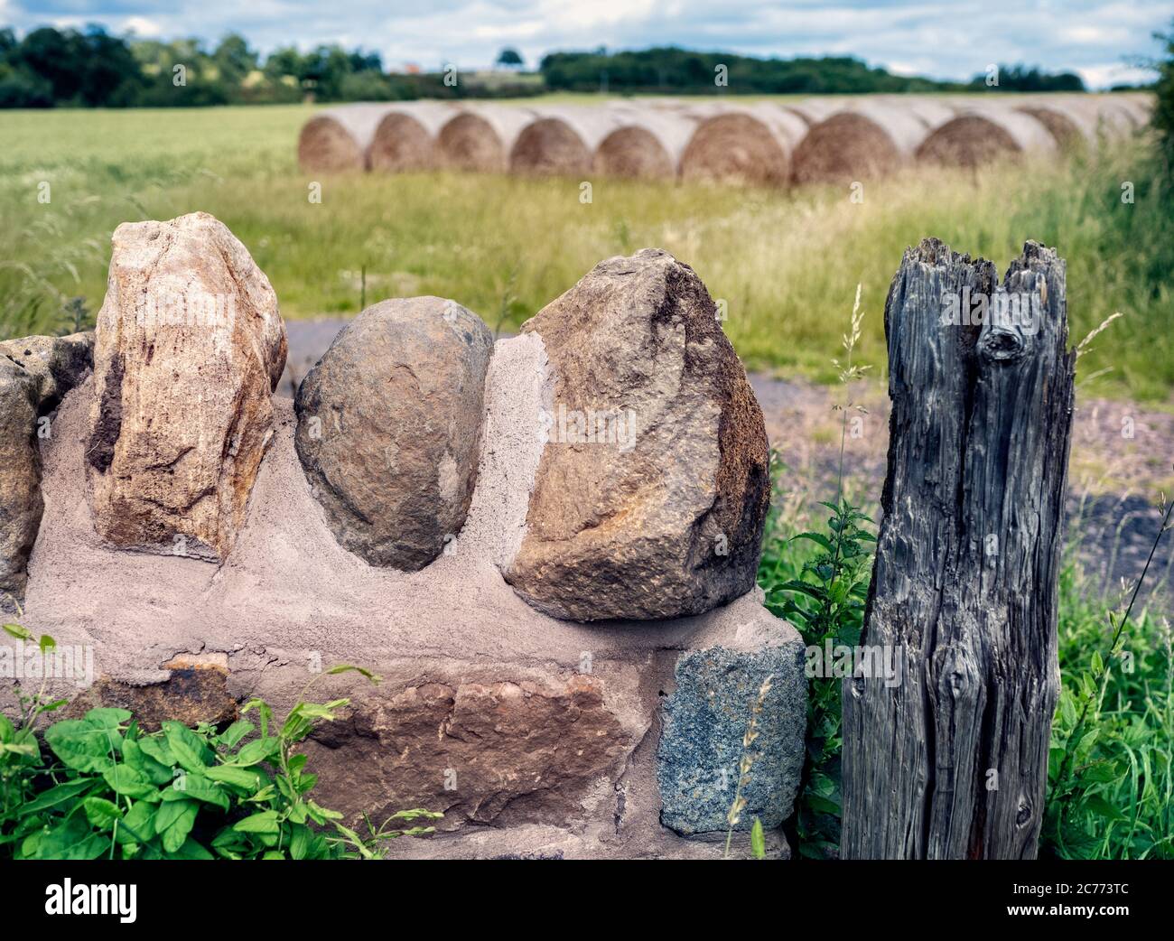 Heuballen und Stoppeln auf einem Feld, East Lothian, Schottland, Großbritannien. Stockfoto