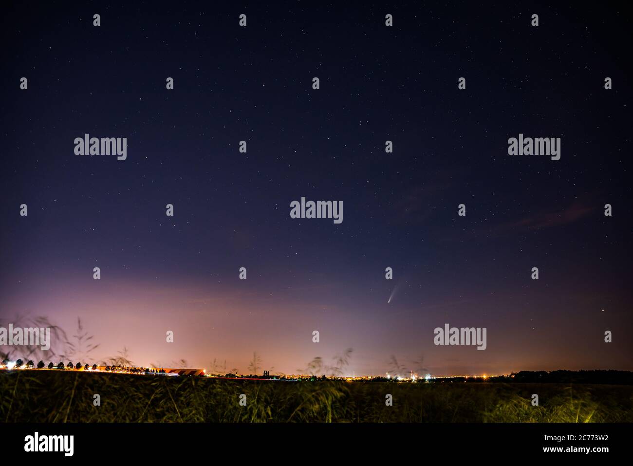Retrograder Komet mit einer nahezu parabolischen Umlaufbahn C/2020 F3 (NEOWISE) über Prag in Tschechien Stockfoto