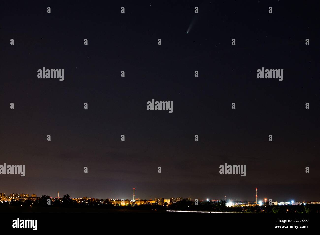 Retrograder Komet mit einer nahezu parabolischen Umlaufbahn C/2020 F3 (NEOWISE) über Prag in Tschechien Stockfoto