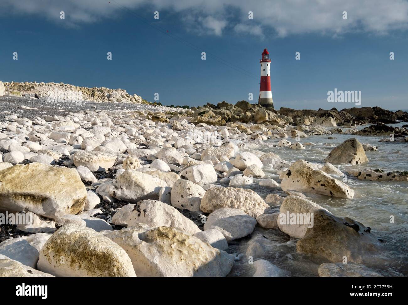 Chalk Boulders und Beachy Head Lighthouse, in der Nähe von Eastbourne, South Downs National Park, East Sussex, England, Großbritannien Stockfoto