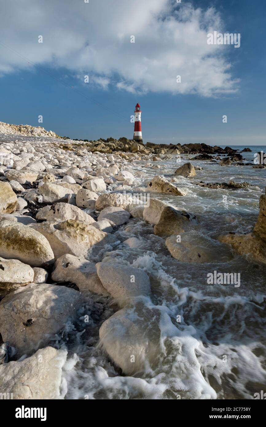 Chalk Boulders und Beachy Head Lighthouse, in der Nähe von Eastbourne, South Downs National Park, East Sussex, England, Großbritannien Stockfoto